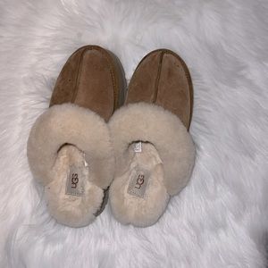 UGG slippers size (7)